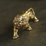 Estatua-de-Le-n-de-bronce-antiguo-adornos-peque-os-figuras-en-miniatura-de-leones-de-3.webp