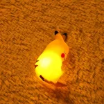 Pokemon-Pikachu-Luz-De-noche-brillante-juguete-para-ni-os-Pokemon-Pikachu-l-mpara-de-mesita-1.webp