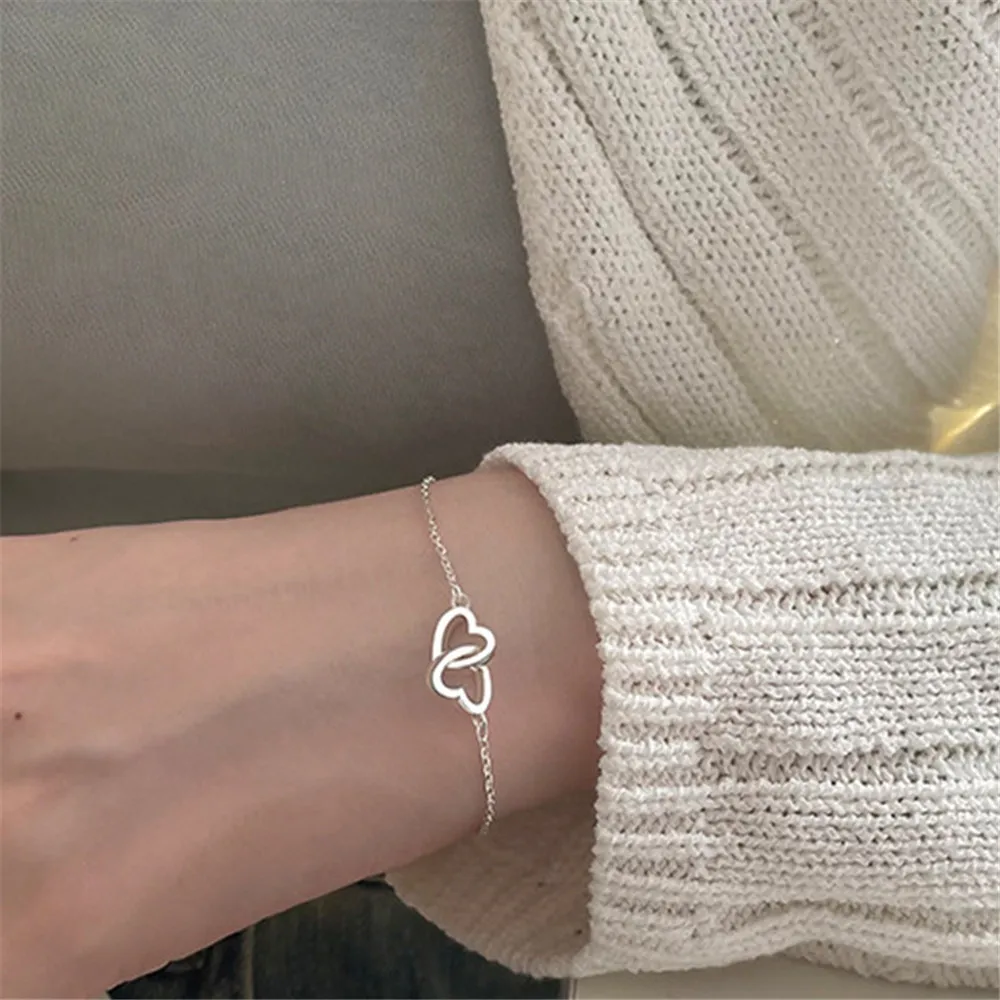 Brazalete De Corazones Pequeños: Elegancia Y Estilo Para Mujer Brazalete De Corazones Pequeños: Elegancia Y Estilo Para Mujer